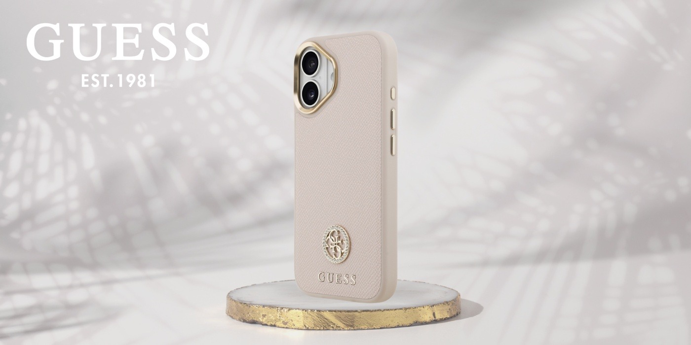 Różowe etui Guess Grained Strass Logo na iPhone 17 stojące na złoconej podstawce — zdjęcie producenta