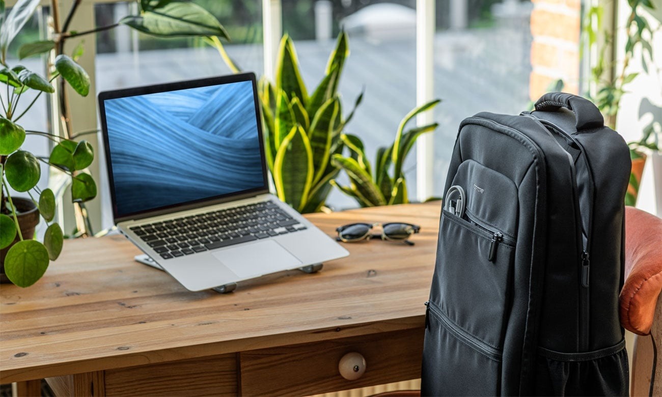 Plecak Silver Monkey Modern przy biurku obok laptopa, kabel w przedniej kieszeni — zdjęcie producenta