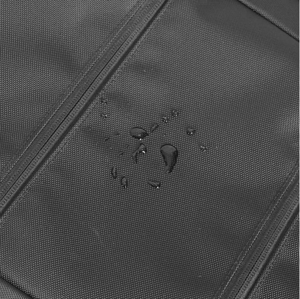 Krople wody na tkaninie plecaka Silver Monkey Modern — zbliżenie producenta