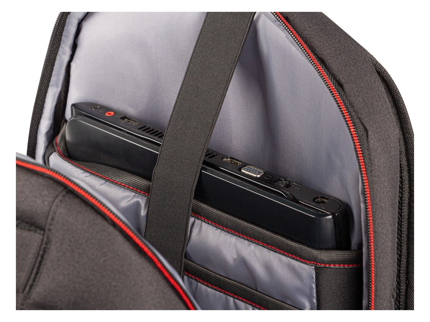 Laptop w komorze plecaka Genesis Pallad 550 z paskiem zabezpieczającym