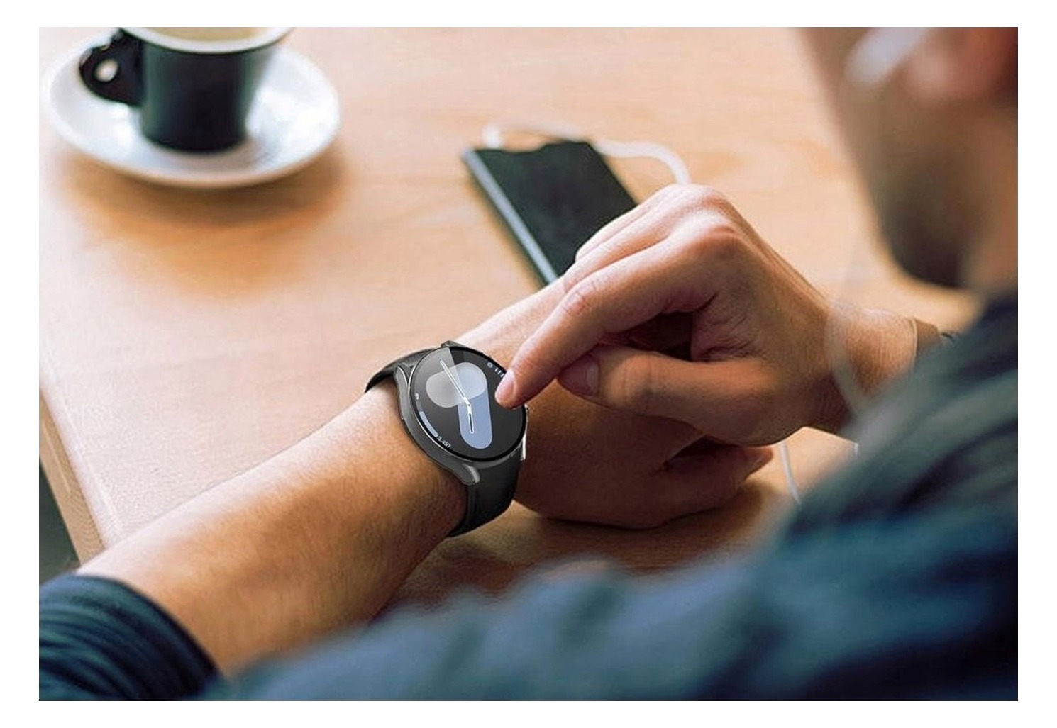Samsung Galaxy Watch 7 44 mm z etui Tech-Protect Defense360 na nadgarstku — zegarek w użyciu