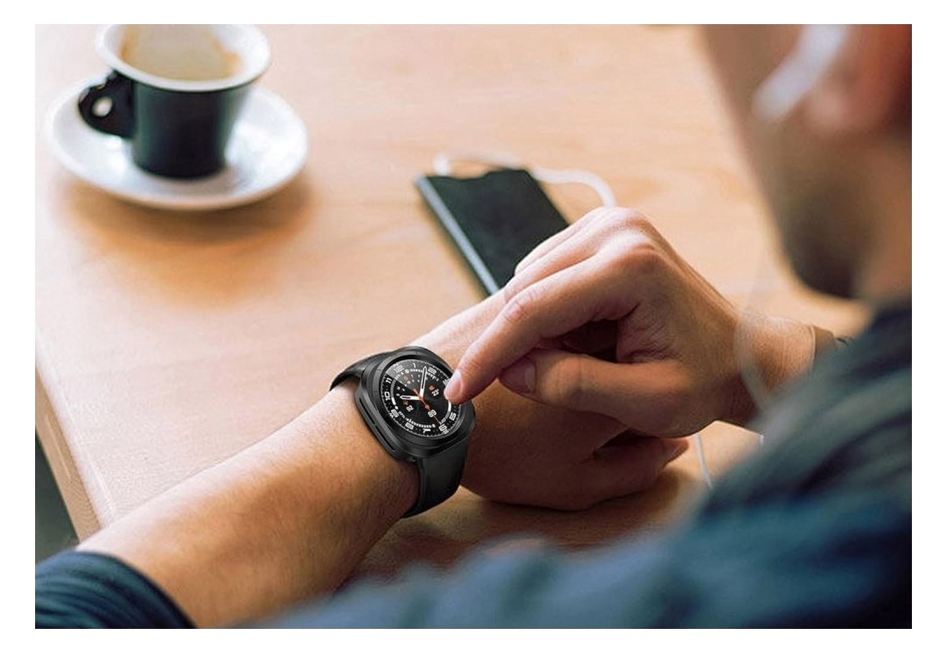 Samsung Galaxy Watch Ultra 47 mm z etui Tech-Protect Defense360 na nadgarstku — zegarek w użyciu