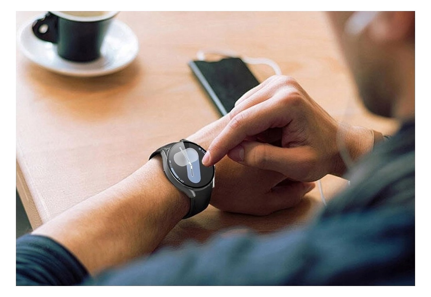 Samsung Galaxy Watch 7 40 mm z etui Tech-Protect Defense360 na nadgarstku — zegarek w użyciu