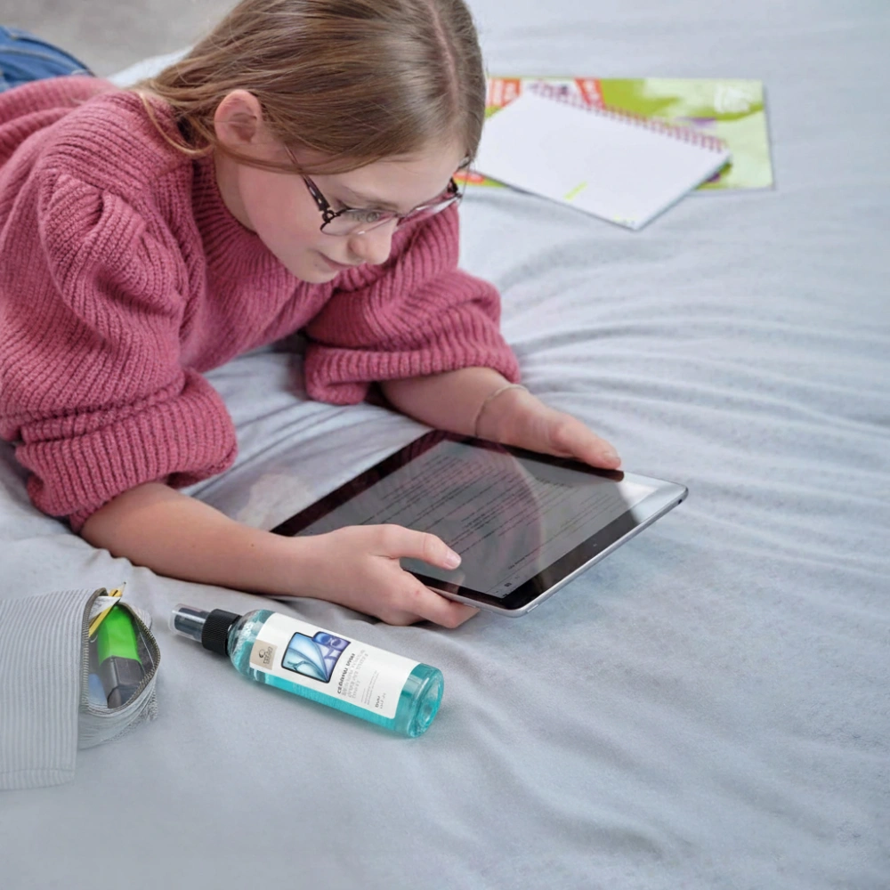Tablet obok butelki płynu Tech-Protect Cleaning Spray do czyszczenia ekranu w domu