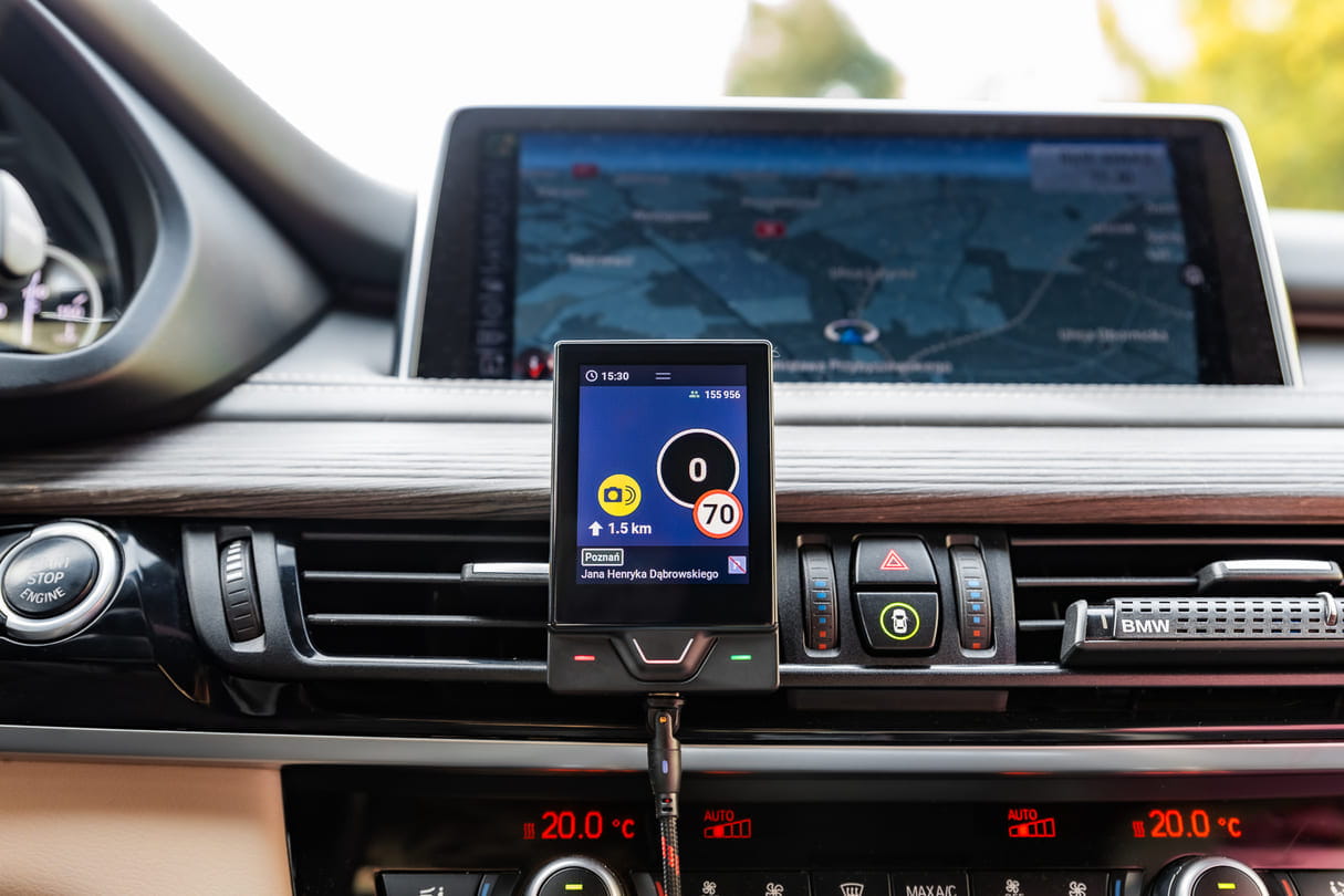 Yanosik RS w pionie w stacji na desce, przewód USB-C od dołu; ekran 0, limit 70, podświetlane wskaźniki