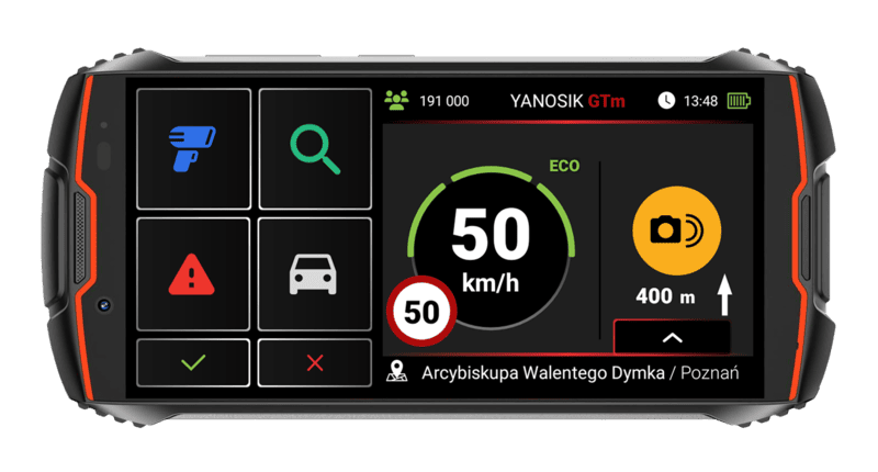 Yanosik GTm widok z przodu; ekran z prędkością 50 km/h, limitem 50 i ostrzeżeniem kamery z dystansem 400 m