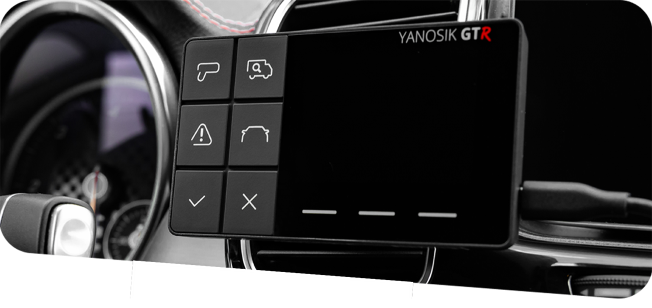 Yanosik GTR zamontowany przy kratce nawiewu w aucie; ekran wygaszony, z prawej strony podłączony przewód.