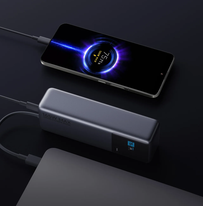 powerbank xiaomi pb1165mi podłączony kablem usb-c do laptopa, ciemne tło, widoczny ekran urządzenia