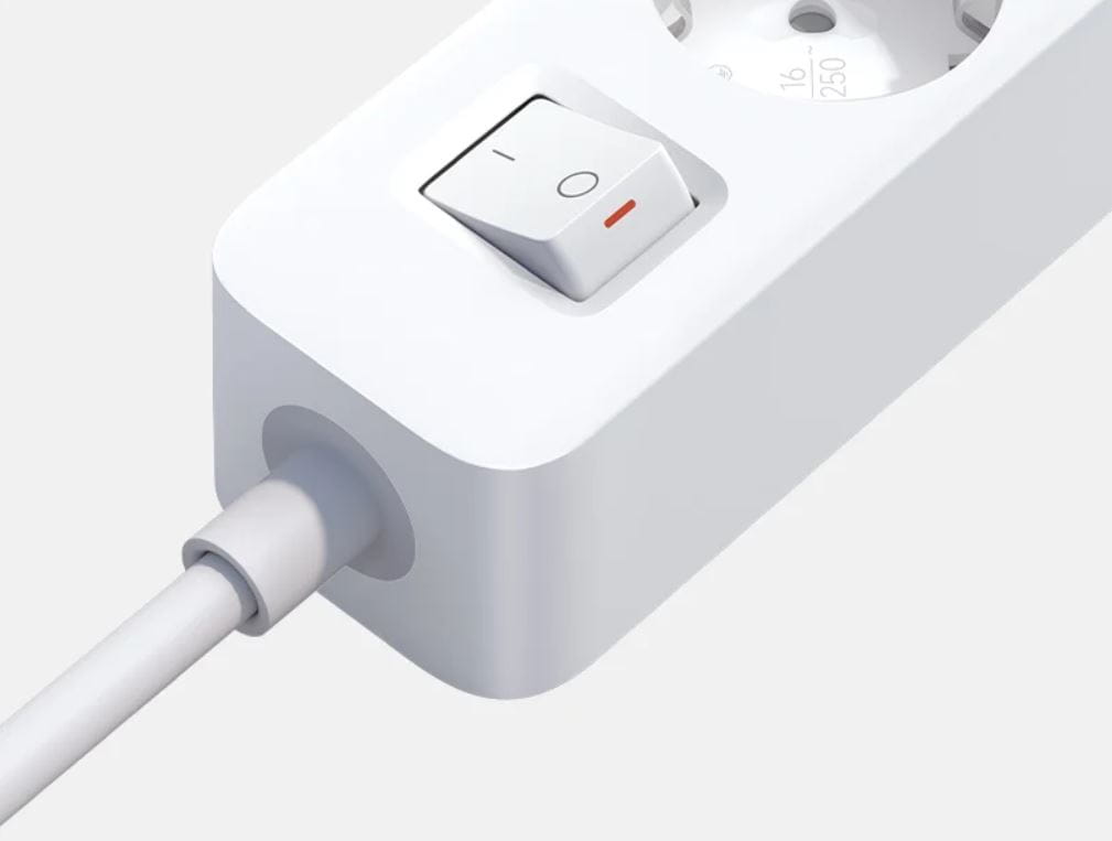 zbliżenie przełącznika zasilania na obudowie listwy xiaomi, widoczna czerwona kontrolka przy przycisku