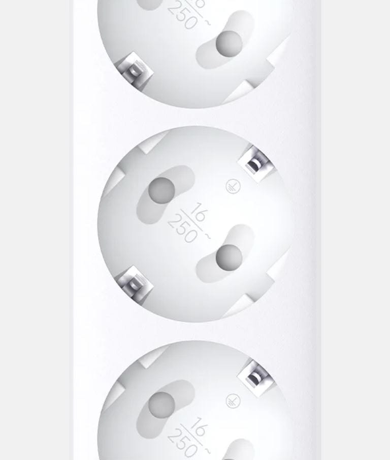 zbliżenie trzech gniazd ac w listwie xiaomi, widoczne okrągłe otwory oraz przesłony w białej obudowie