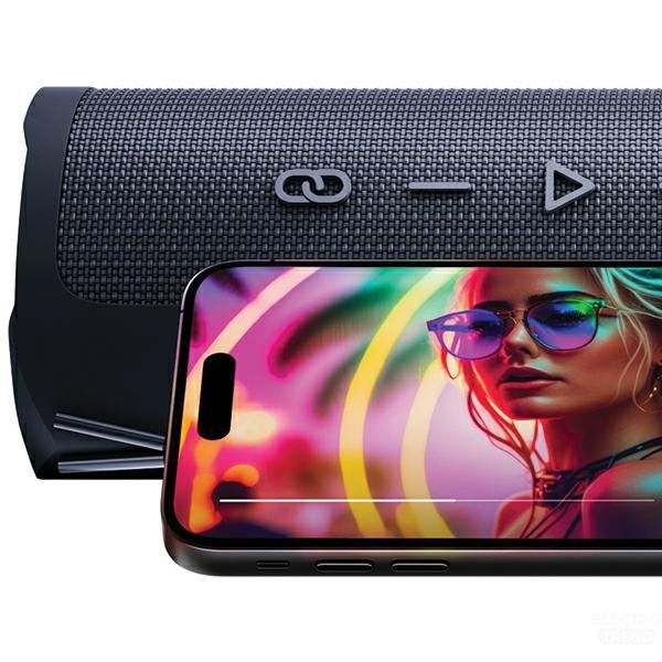 głośnik 3mk Fuego połączony przewodem ze smartfonem leżącym obok