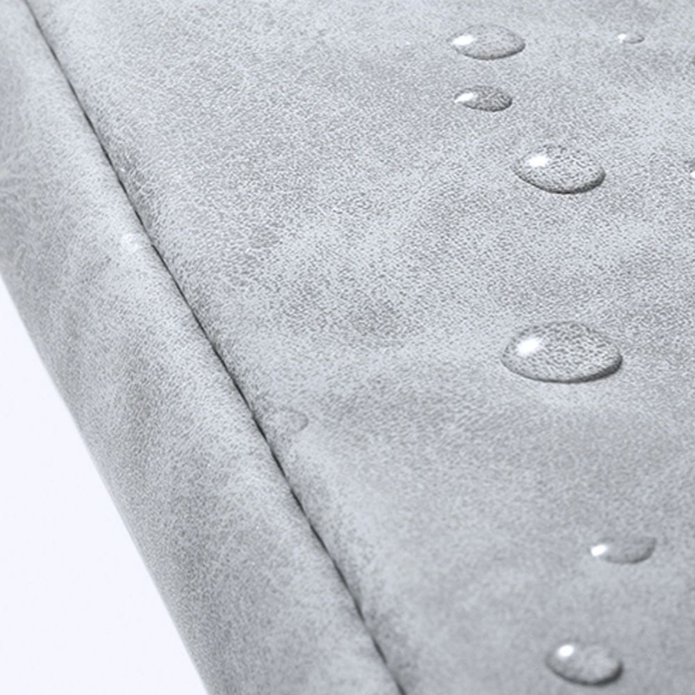 krople wody na powierzchni szarego pokrowca przy przeszytej krawędzi