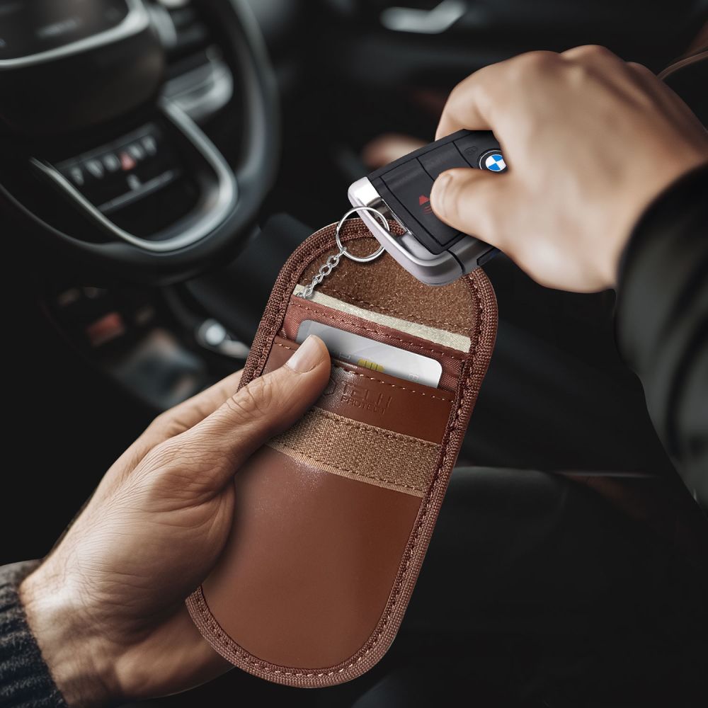 Etui Tech-Protect KLR100 z kluczykiem samochodowym wsuwanym do otwartej kieszeni