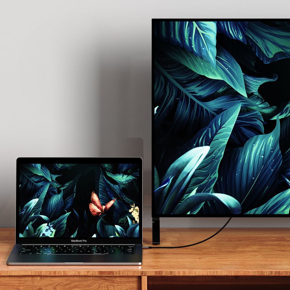 Kabel USB-C do HDMI podłączony między laptopem a ekranem
