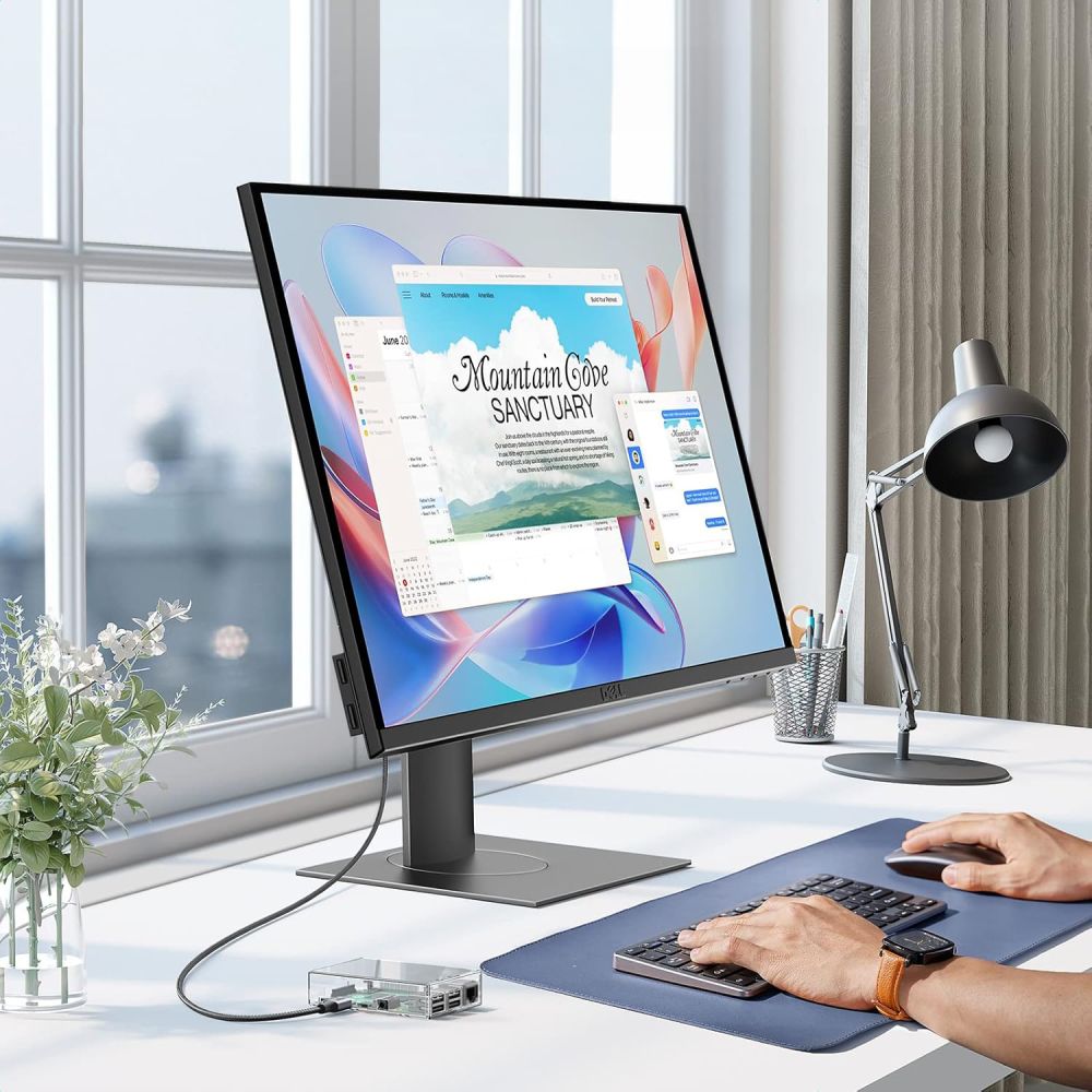 Kabel USB-C do HDMI podłączony do monitora stojącego na biurku