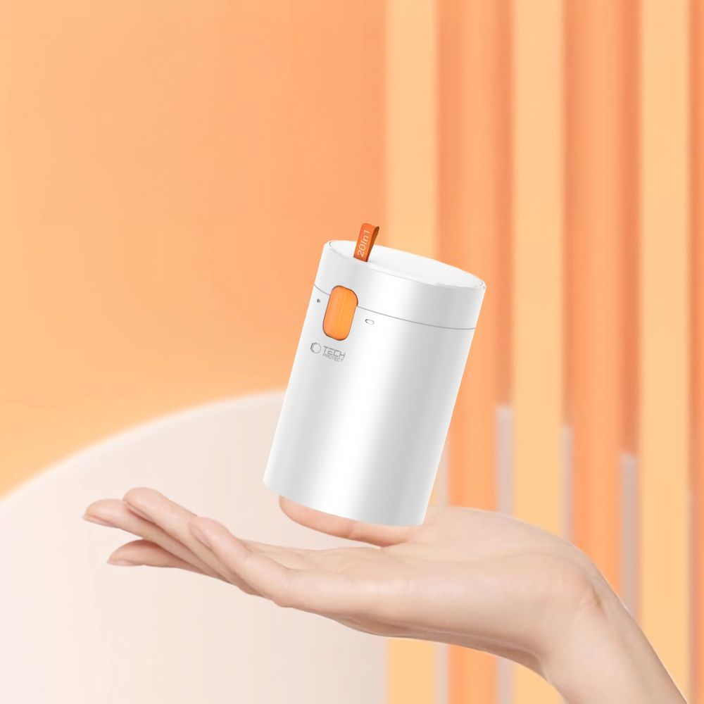 Kompaktowy organizer Tech-Protect CS01 Cleaner Set trzymany w dłoni