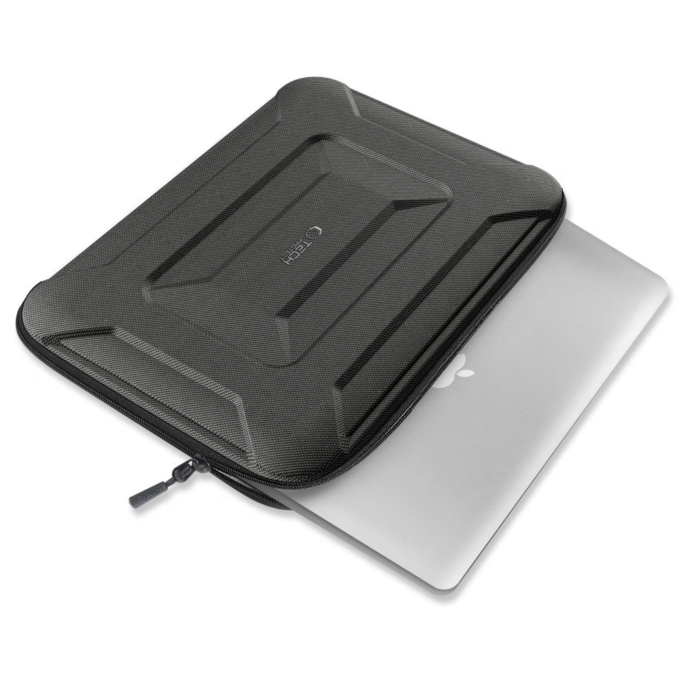 Srebrny laptop wsuwany do wnetrza czarnego etui Ranger-X Tactical przez otwarty zamek