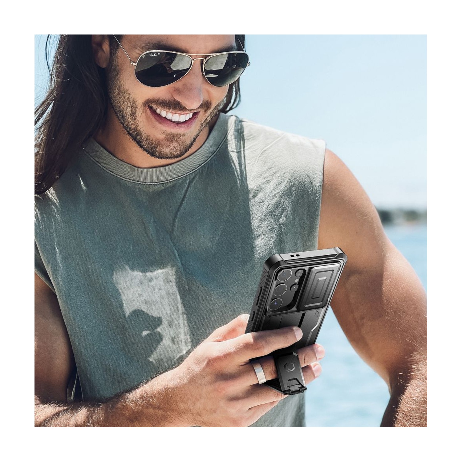 Samsung Galaxy S24 Ultra w etui Kevlar Cam+ trzymany w dłoni z rozłożoną podstawką