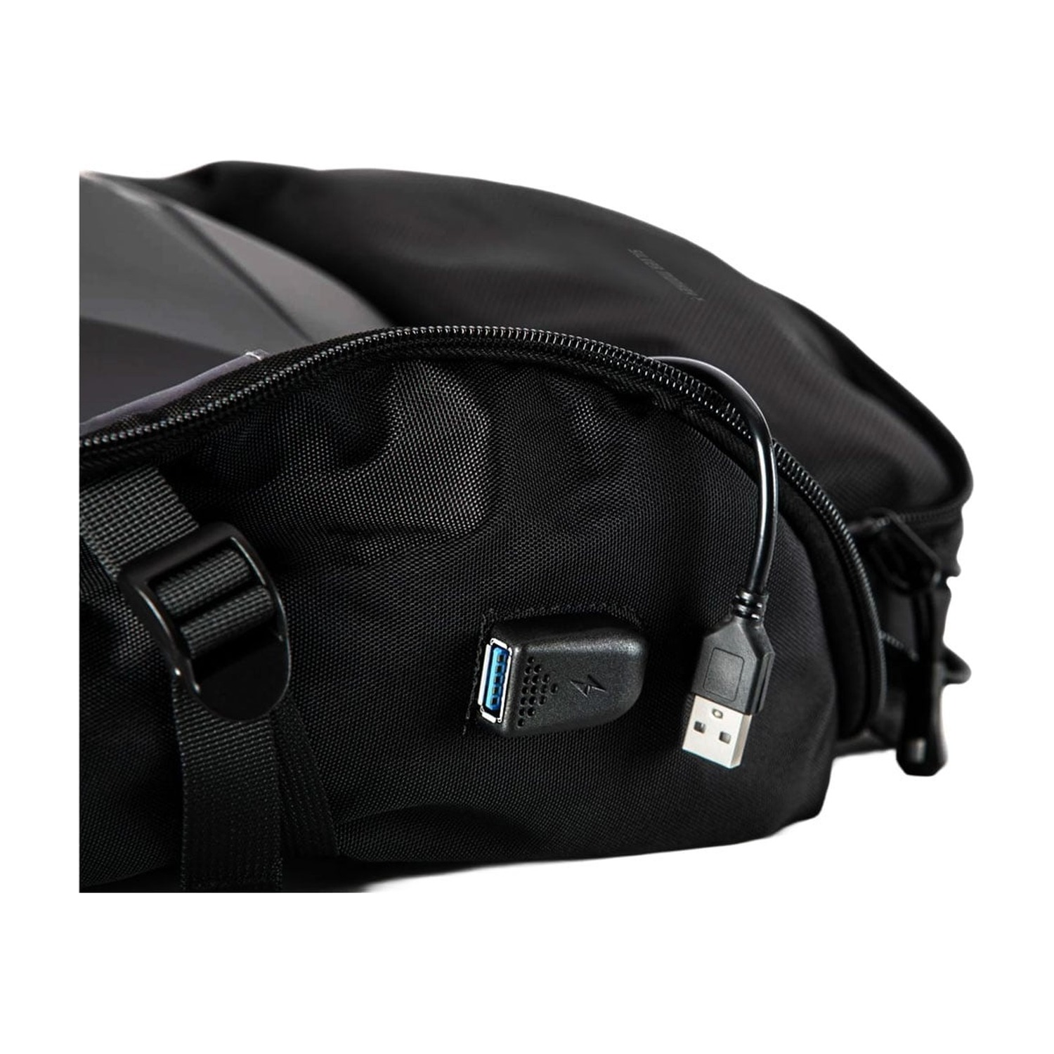 Wyjście USB w plecaku Silver Monkey X Gaming Backpack — gniazdo do podłączenia własnego powerbanku