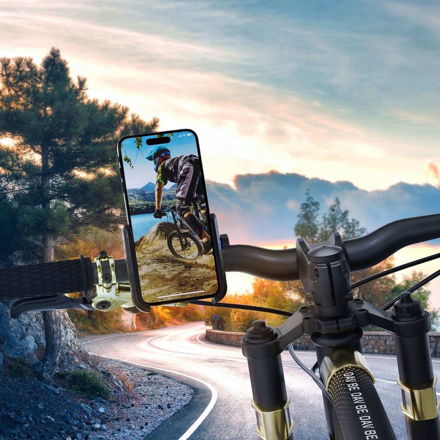 3mk Steel Bike Holder z telefonem na kierownicy roweru w terenie