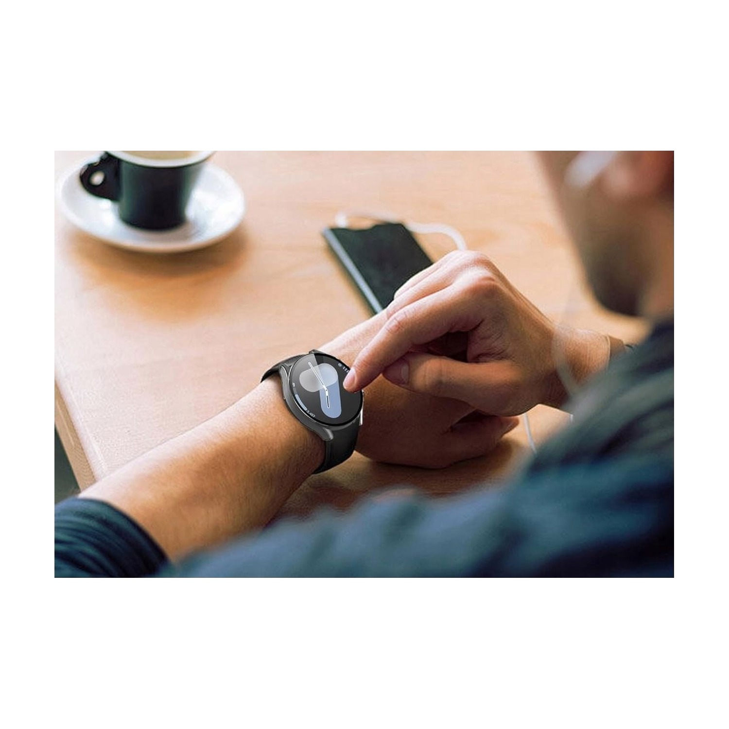 Samsung Galaxy Watch 4 / 5 / FE 40 mm z etui Tech-Protect Defense360 na nadgarstku — zegarek w użyciu