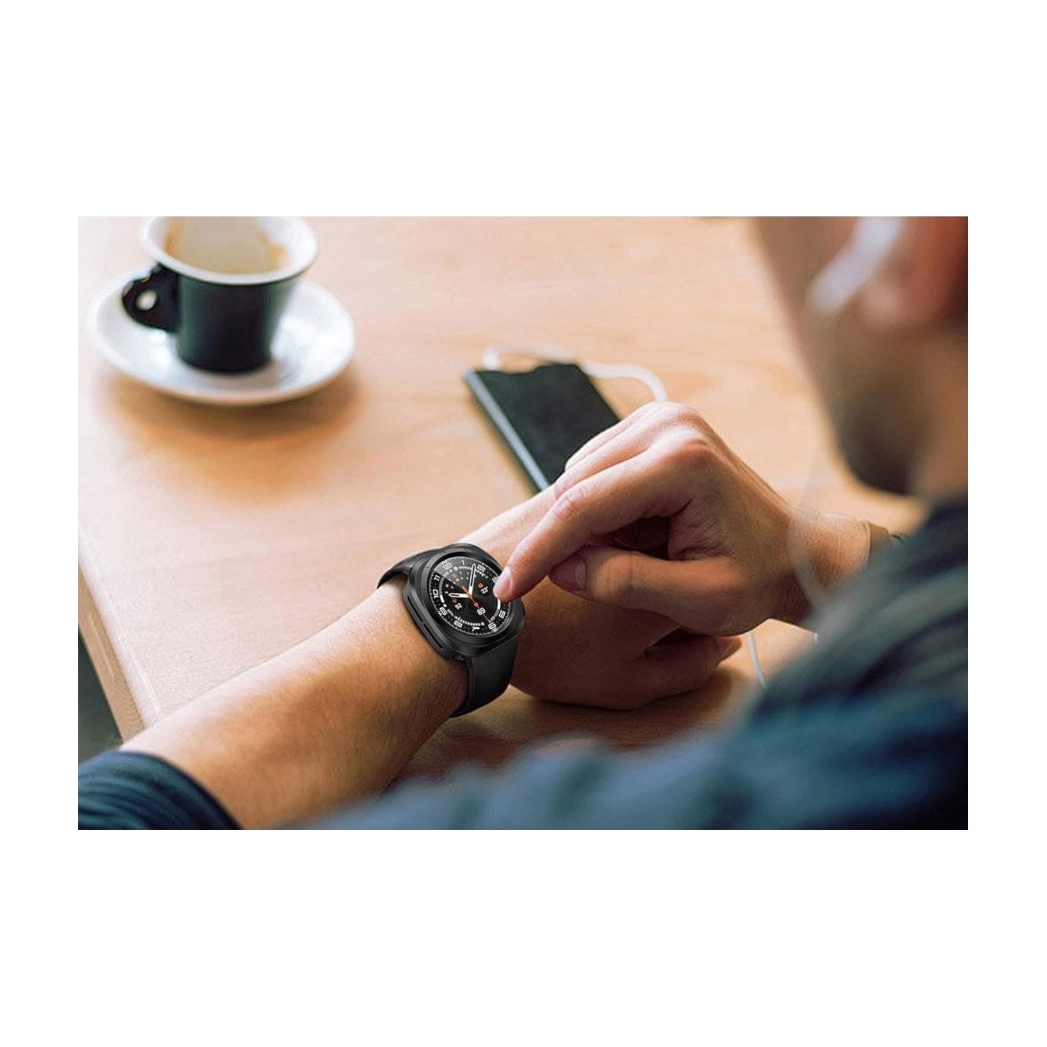 Samsung Galaxy Watch Ultra 47 mm z etui Tech-Protect Defense360 na nadgarstku — zegarek w użyciu