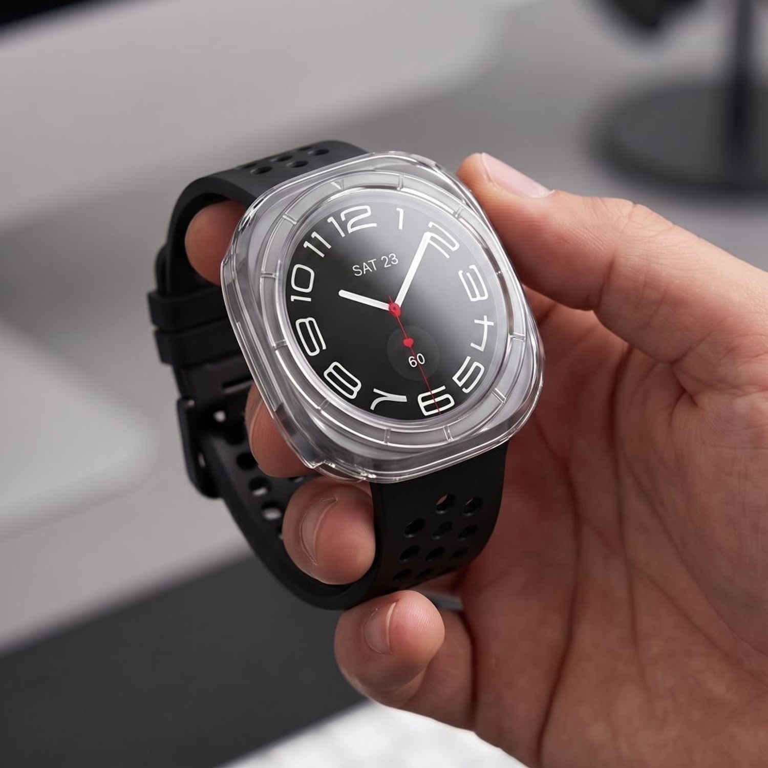 Galaxy Watch Ultra 2 w etui Tech-Protect Defense trzymany w dłoni