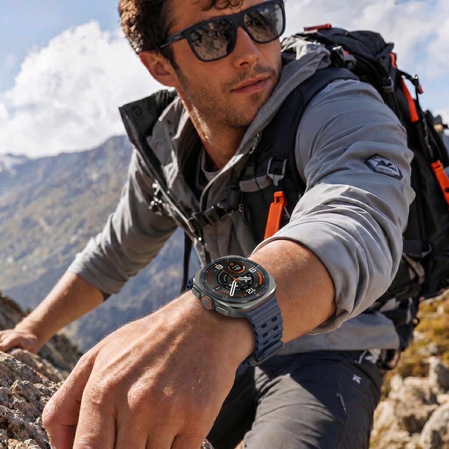 Galaxy Watch Ultra z paskiem Iconband Pro na nadgarstku w górach, pod skałą