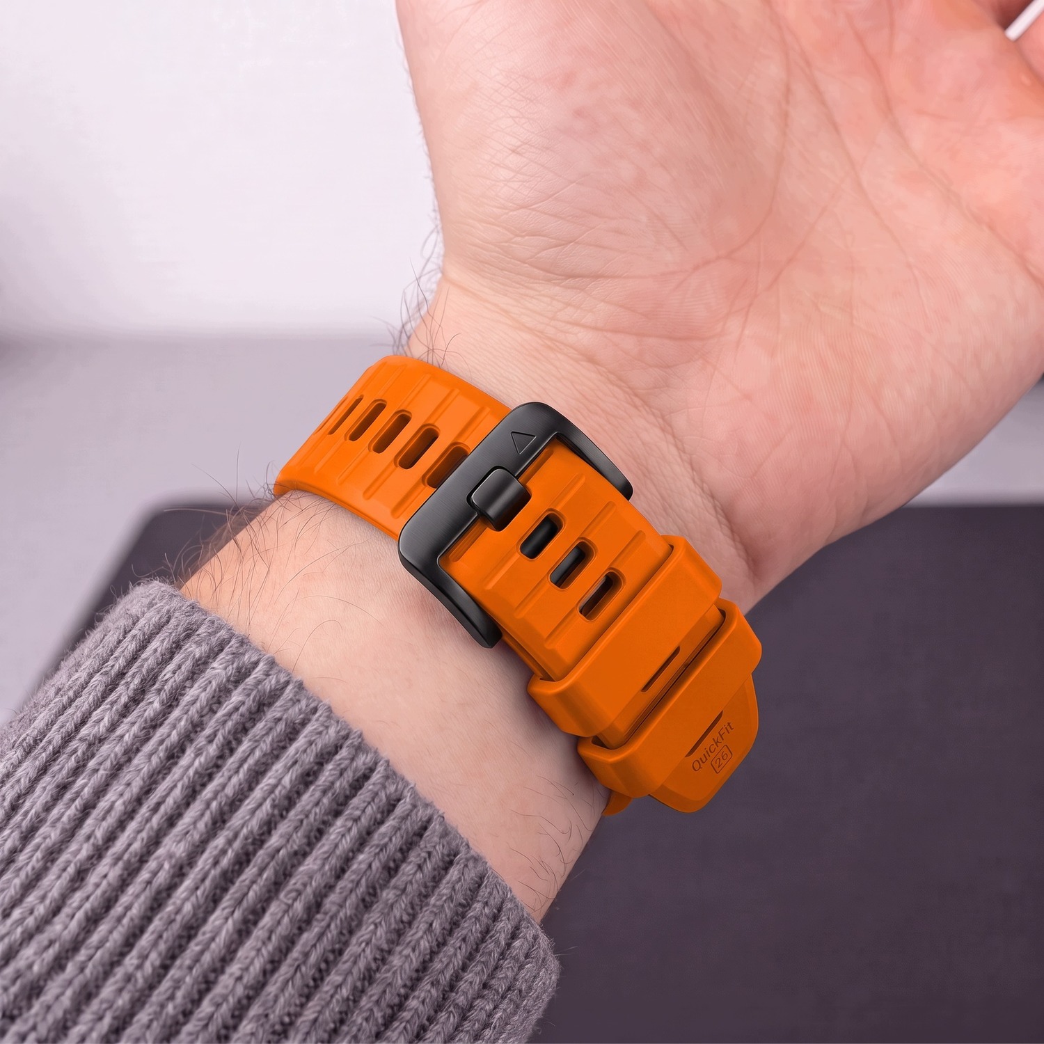 Pomarańczowy pasek Silicone na nadgarstku z bliska – zapięcie i dziurki