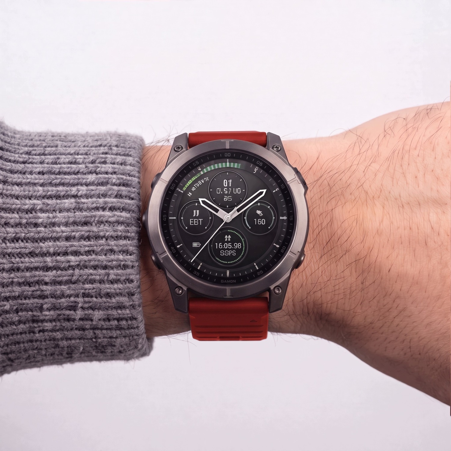 Garmin Fenix z czerwonym paskiem Silicone na nadgarstku mężczyzny w swetrze