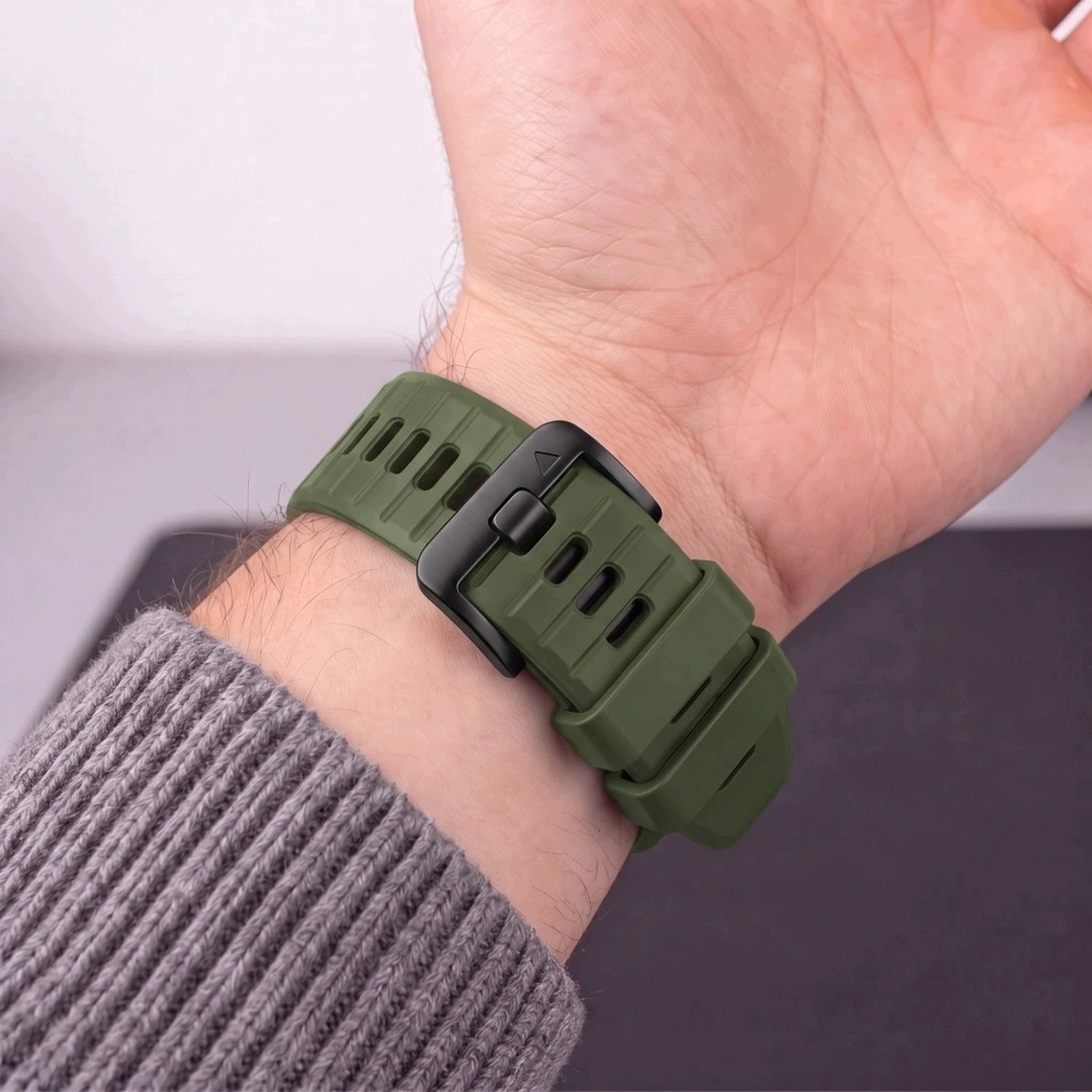 Zielony pasek Silicone na nadgarstku z bliska – zapięcie i dziurki