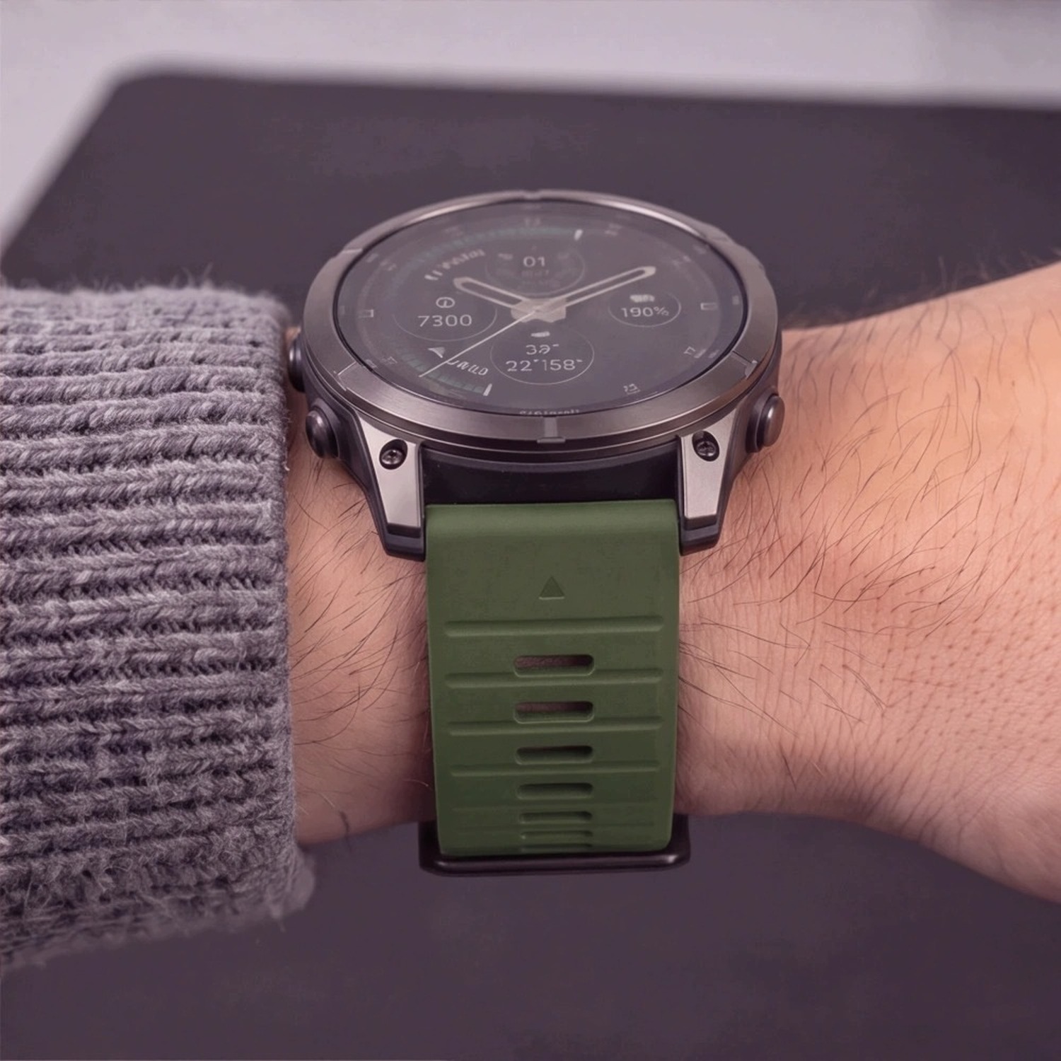 Garmin Fenix z zielonym paskiem Silicone na nadgarstku mężczyzny w swetrze
