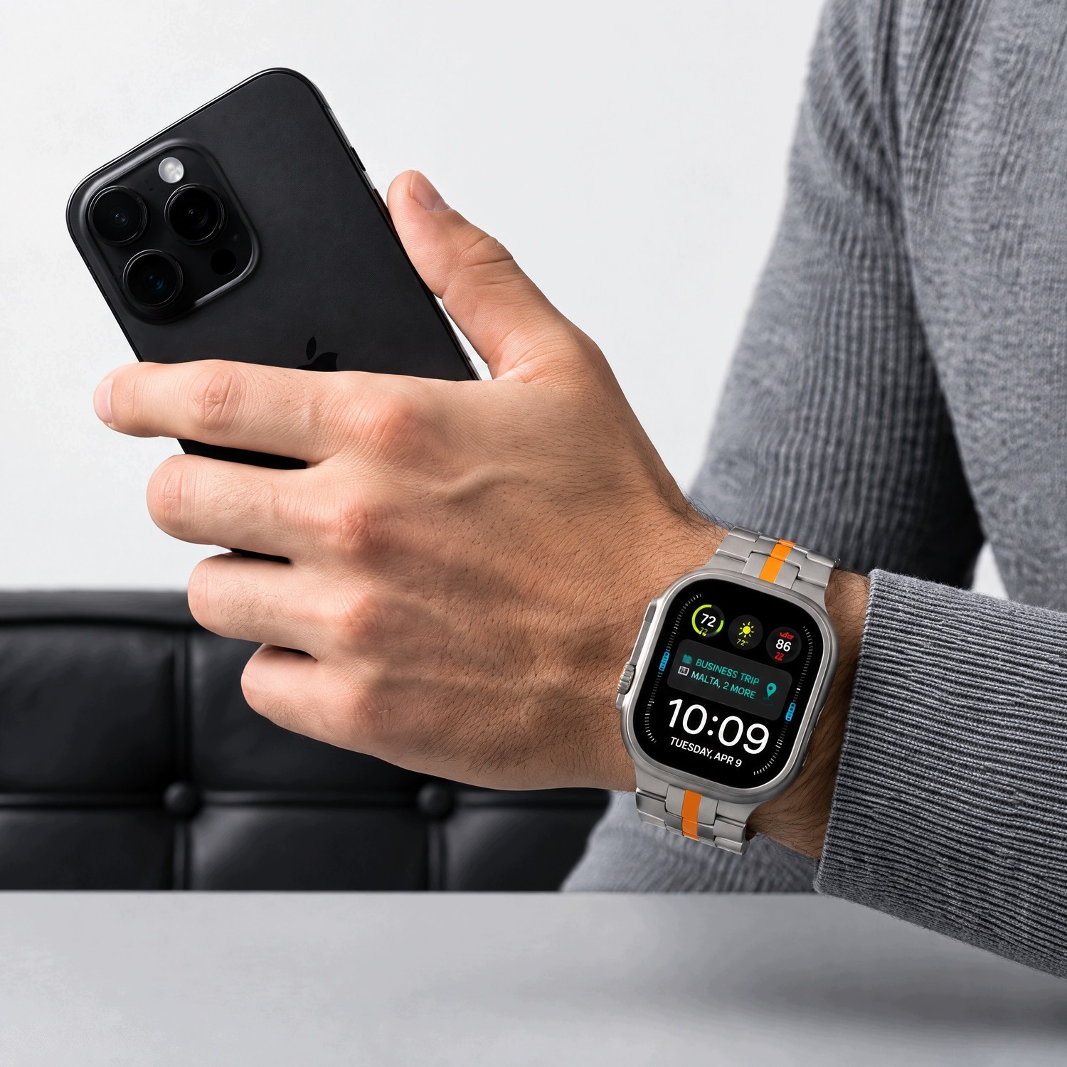 Mężczyzna z telefonem w dłoni – bransoleta Stainless Titanium/Orange na nadgarstku